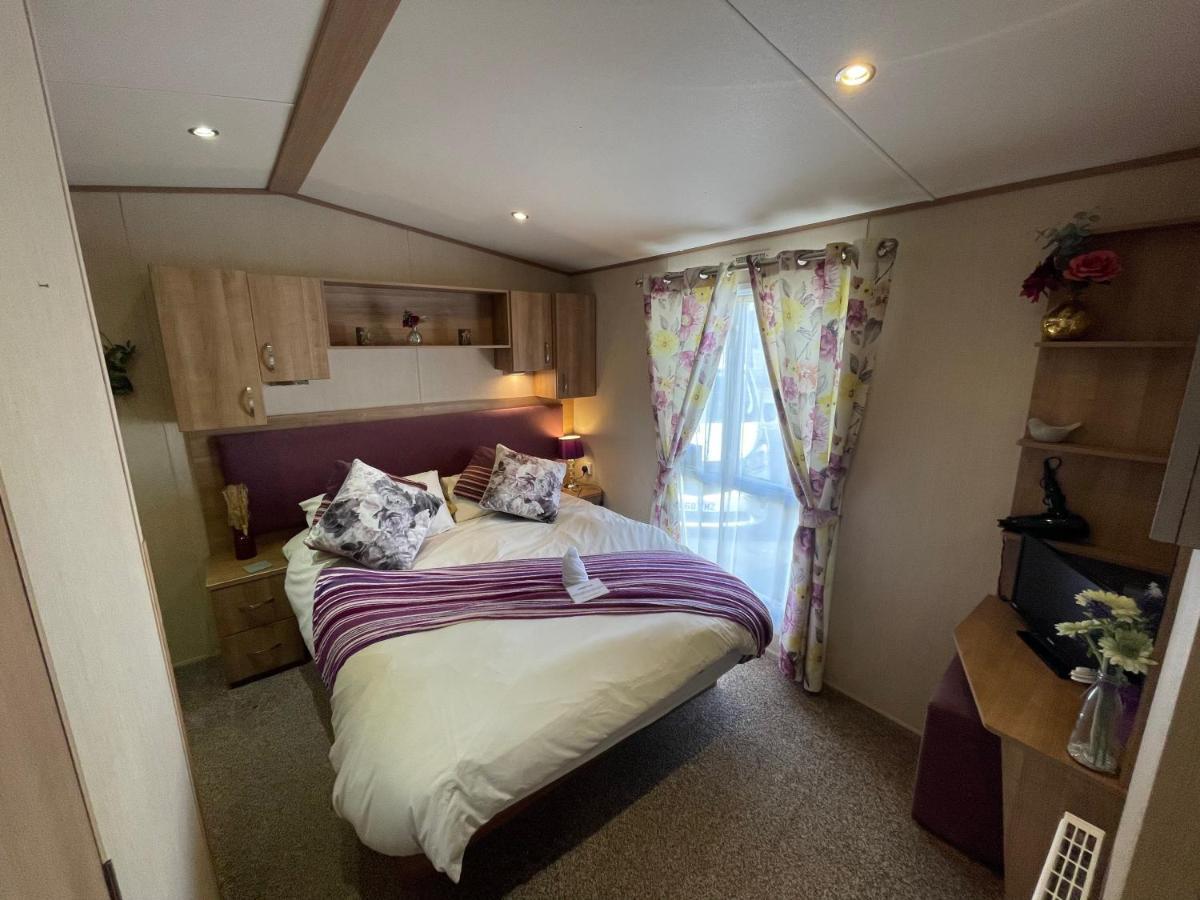 Lakeside Retreat 2 With Hot Tub, Private Fishing Peg Situated At Tattershall Lakes Country Park Exterior photo