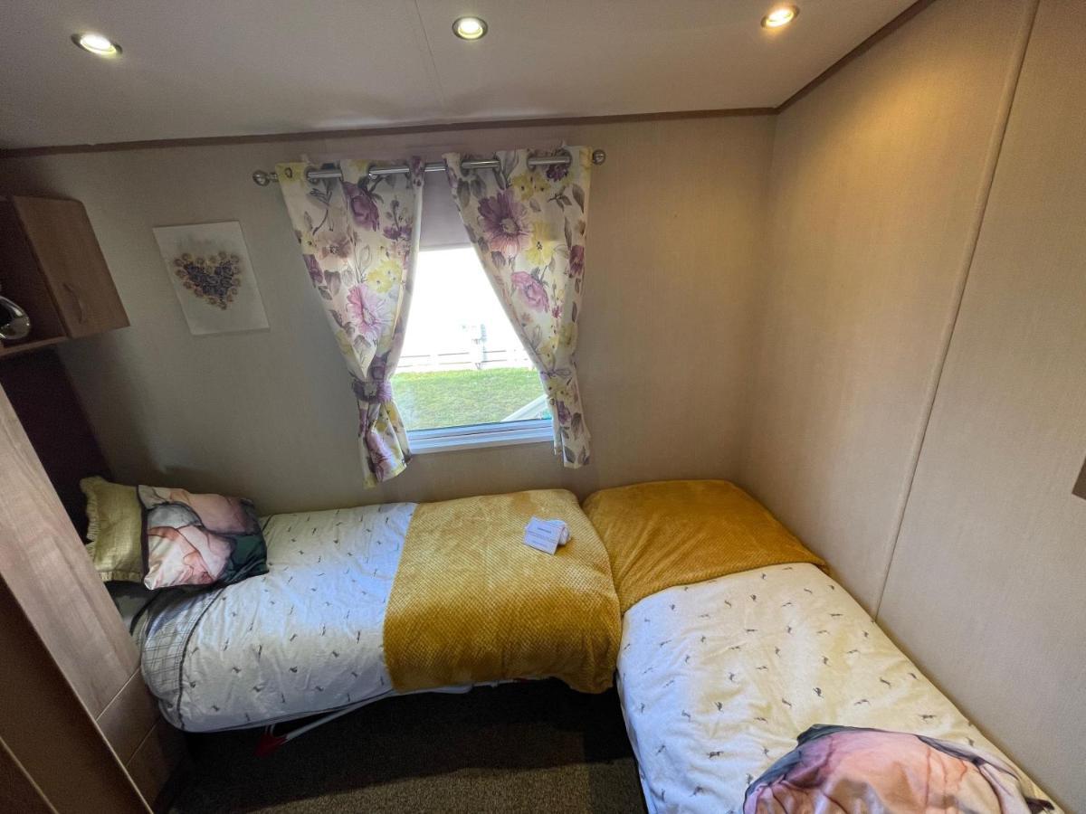 Lakeside Retreat 2 With Hot Tub, Private Fishing Peg Situated At Tattershall Lakes Country Park Exterior photo