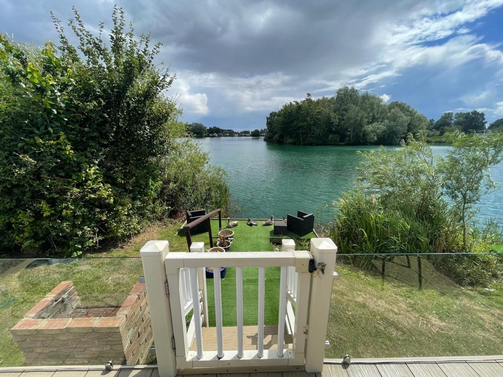 Lakeside Retreat 2 With Hot Tub, Private Fishing Peg Situated At Tattershall Lakes Country Park Exterior photo