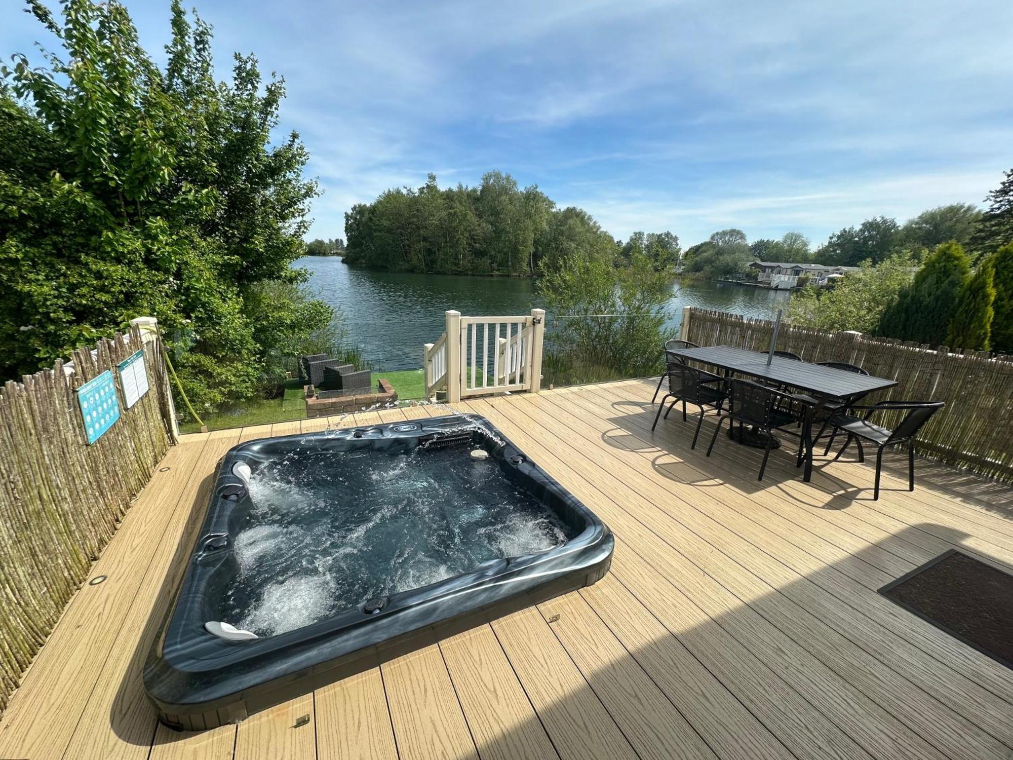 Lakeside Retreat 2 With Hot Tub, Private Fishing Peg Situated At Tattershall Lakes Country Park Exterior photo